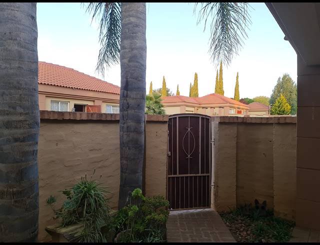 3 BEDROOM TOWNHOUSE TO LET IN LANGENHOVENPARK